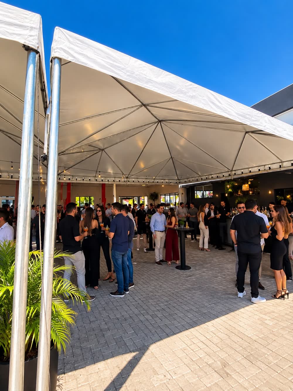 Evento corporativo com muitos convidados sob tenda branca
